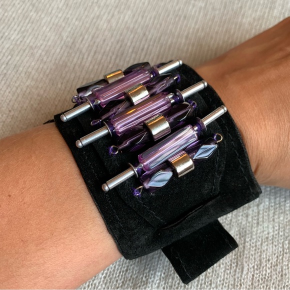 Hand crafted - Black Leather Cuff violet bead metal pieces ajustable bracelet - Picture 6 of 7